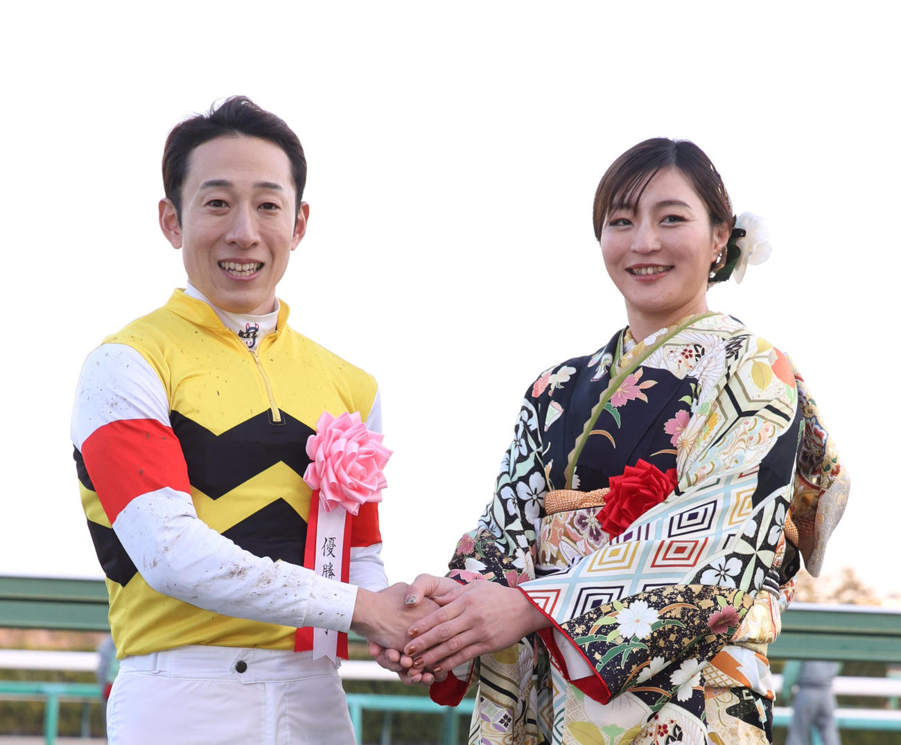 日刊スポーツ賞中山金杯を制したアルナシームの藤岡佑騎手は柔道角田夏実と記念撮影（撮影・柴田隆二）