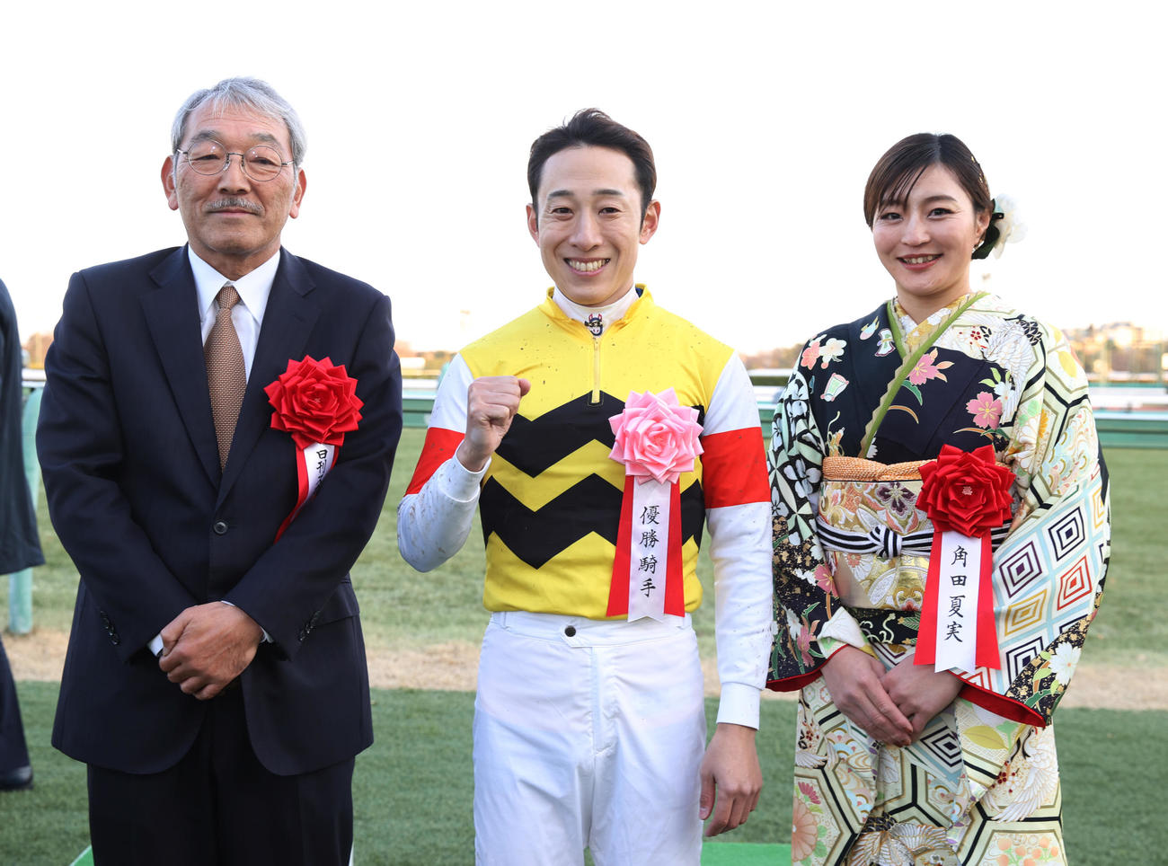 日刊スポーツ賞中山金杯を制したアルナシームの藤岡佑騎手（中央）。右は角田夏実、左は日刊スポーツ新聞社の高田社長（撮影・柴田隆二）