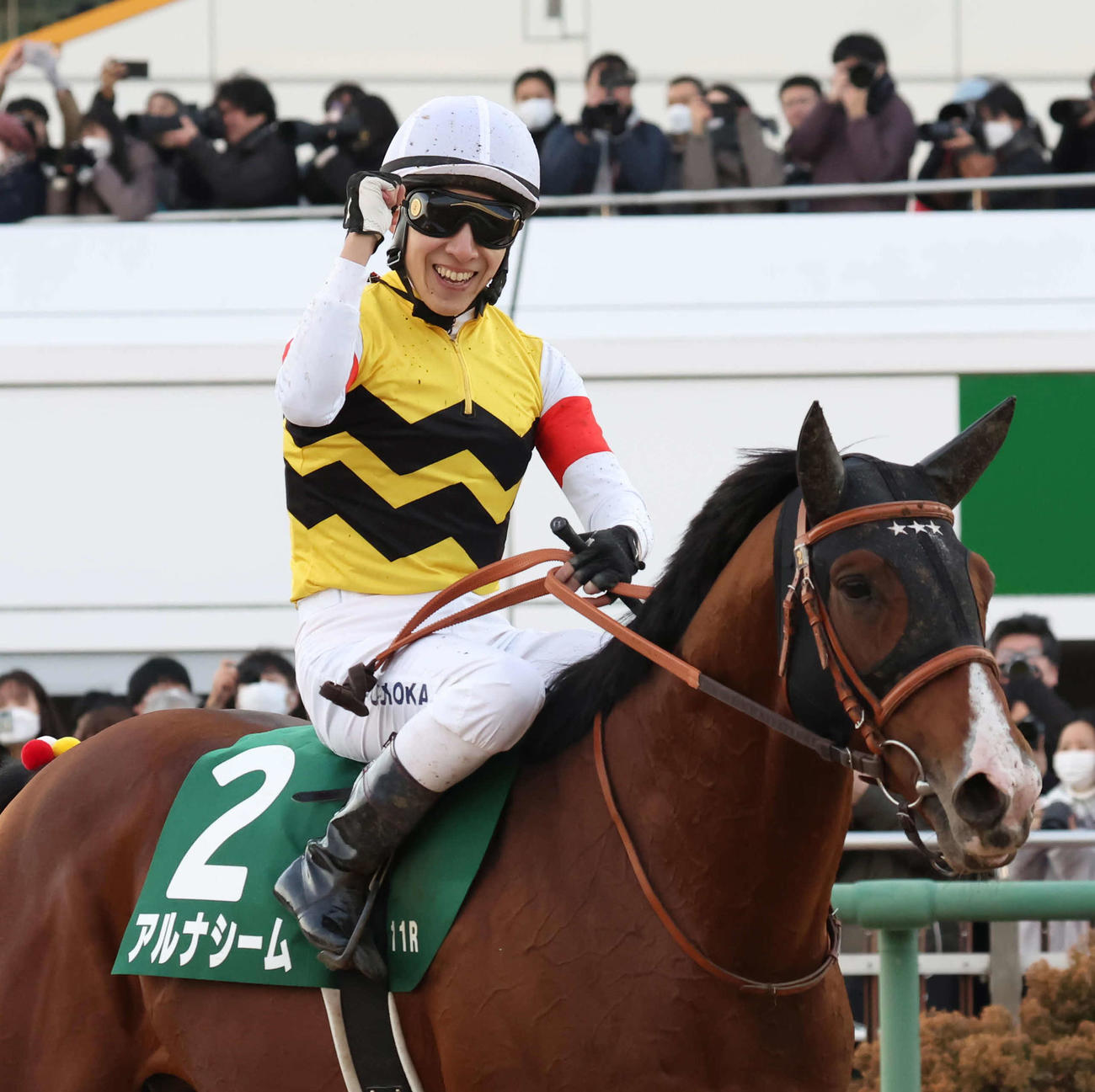 アルナシームで中山金杯を制してガッツポーズを決める藤岡佑騎手（撮影・丹羽敏通）