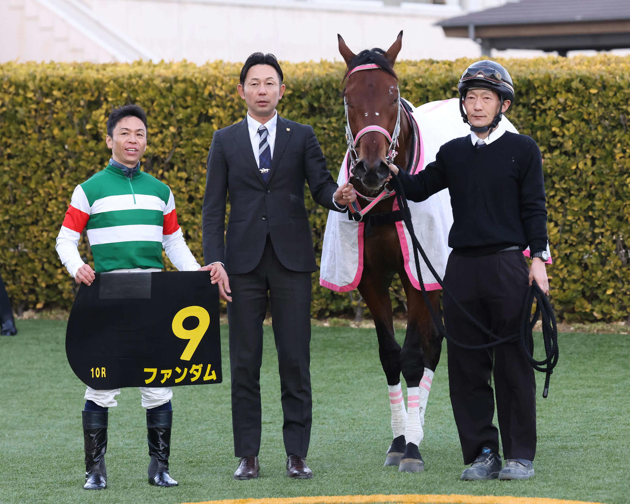 中山10R、ジュニアCを制したファンダムの口取りをする北村宏騎手と辻師（撮影・丹羽敏通）