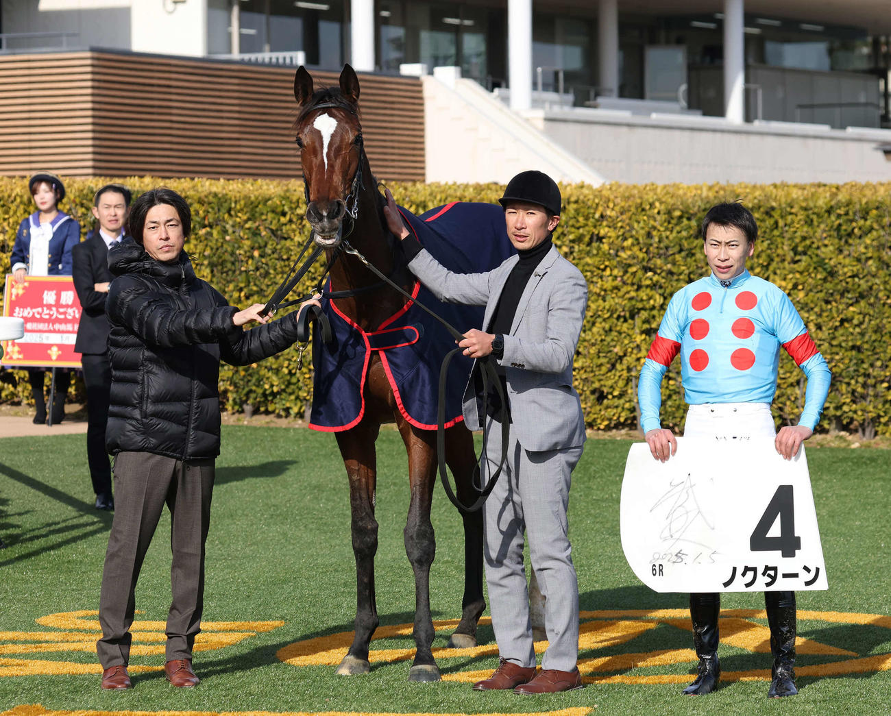 中山6R、3歳新馬戦を制したノクターンの口取りをする横山武騎手（撮影・丹羽敏通）