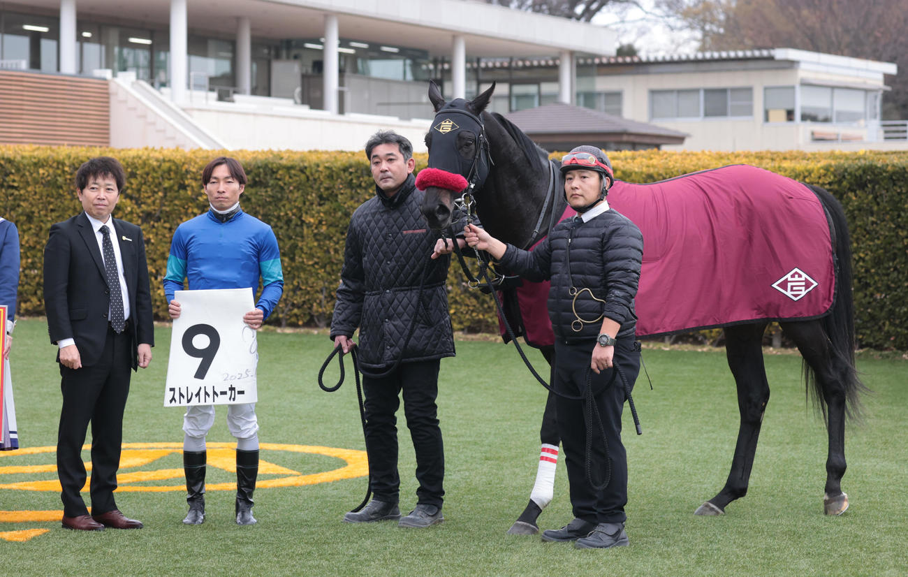中山5R、新馬戦を制したストレイトトーカーと、左から岩戸調教師、大野騎手（撮影・柴田隆二）