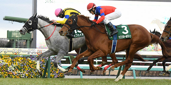 フェアリーSを制したイフェイオン（左）、2着マスクオールウィン（撮影・柴田隆二）＝2024年1月7日、中山競馬場
