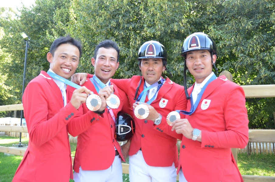 “初老ジャパン”パリ五輪総合馬術団体日本代表（左から戸本、北島、大岩、田中）（C）日本馬術連盟