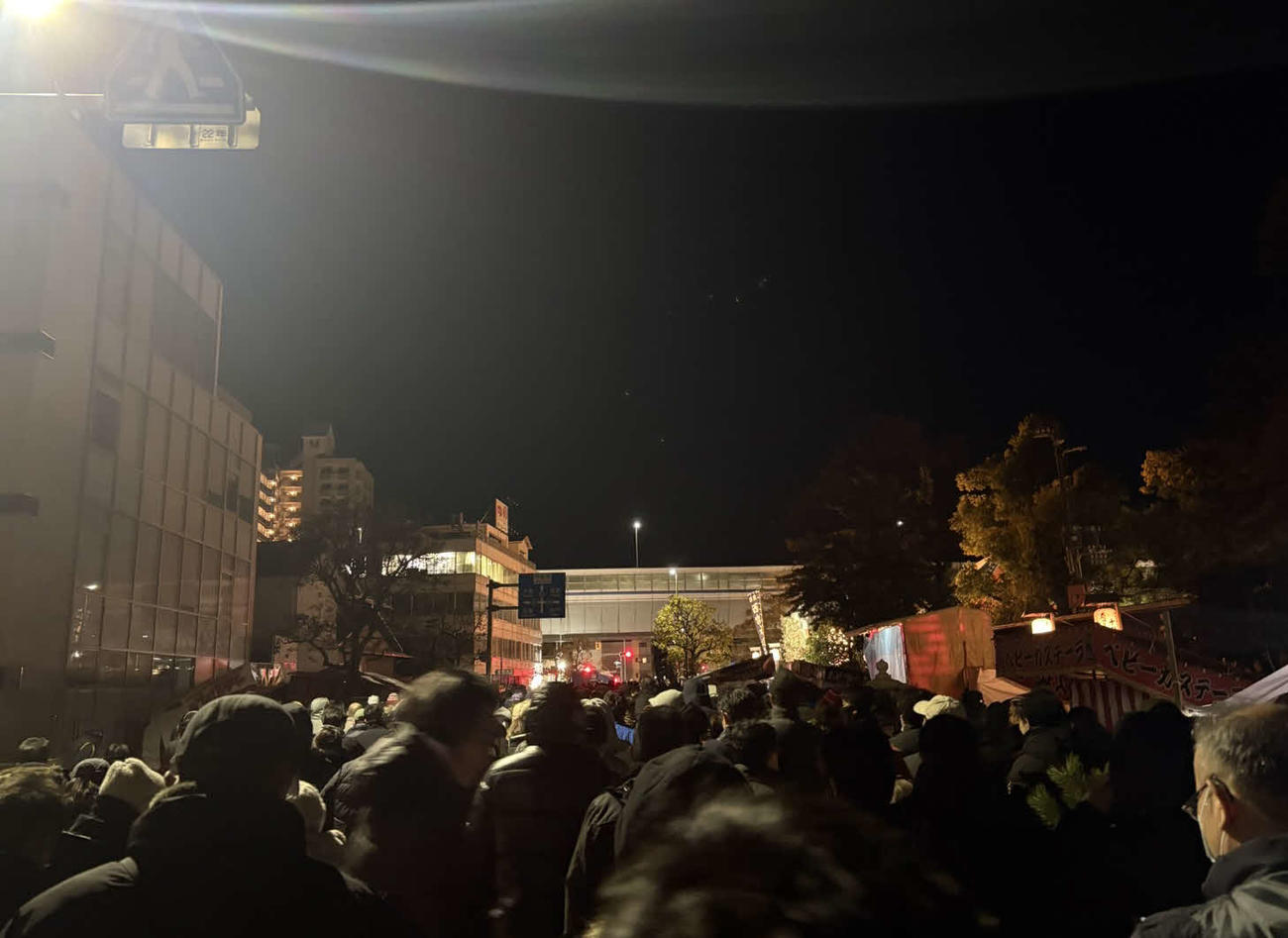 西宮神社の開門神事に向かう人の波