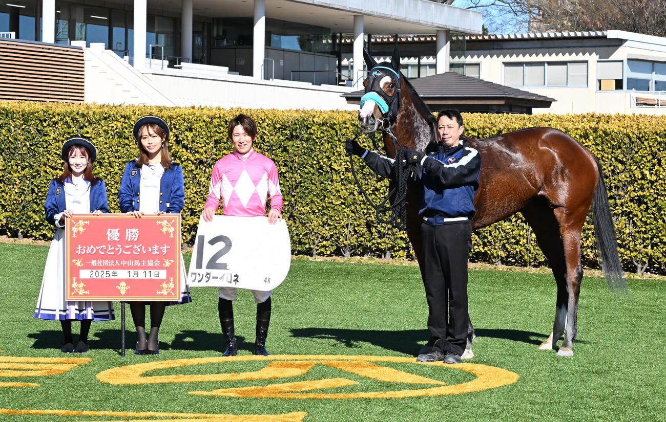 中山4R、3歳新馬戦を制したワンダーイロネの口取りをする丸山騎手（手前）（撮影・千葉一成）