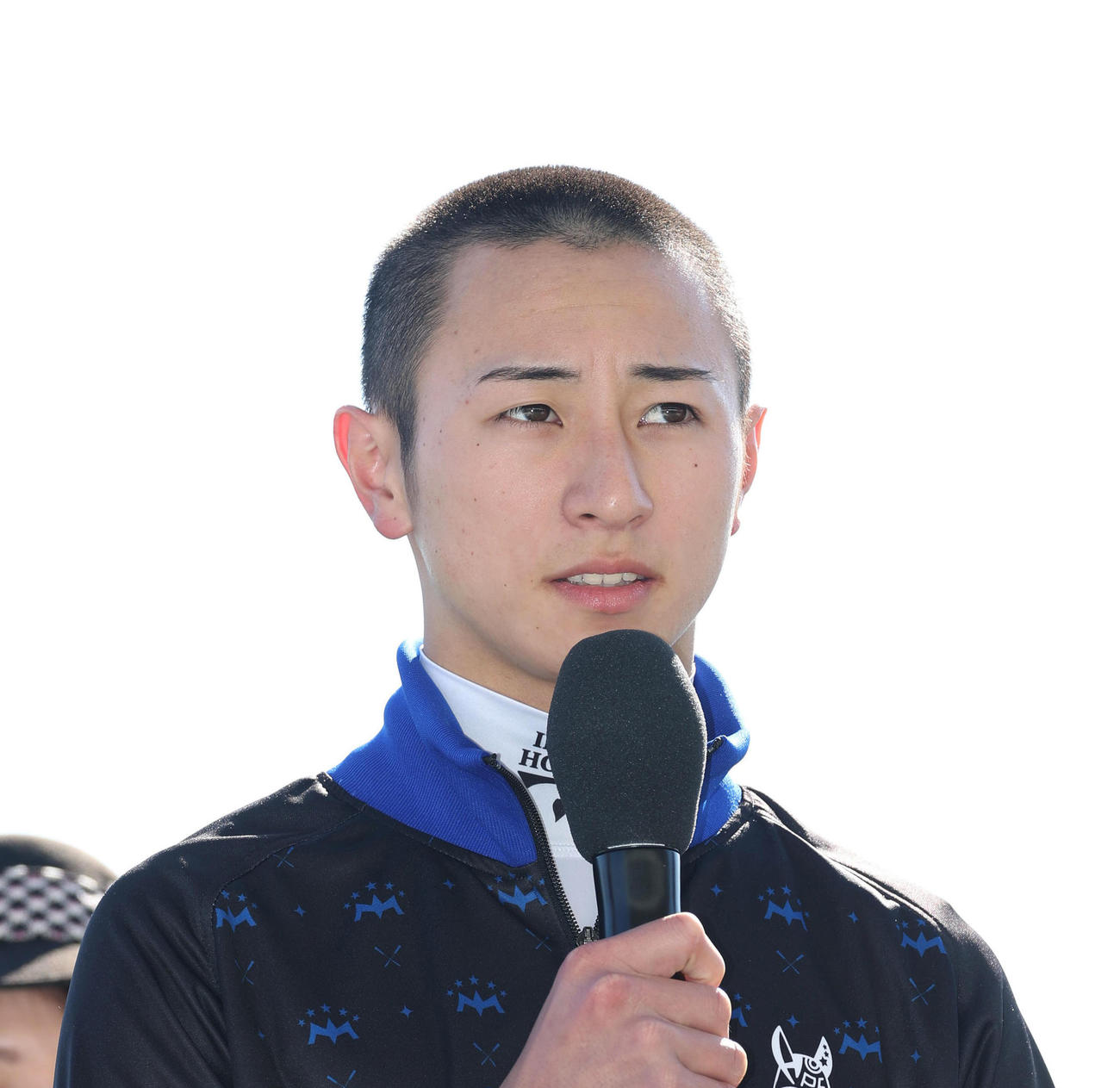 感謝の言葉を述べる新人騎手特別賞の吉村騎手（撮影・白石智彦）