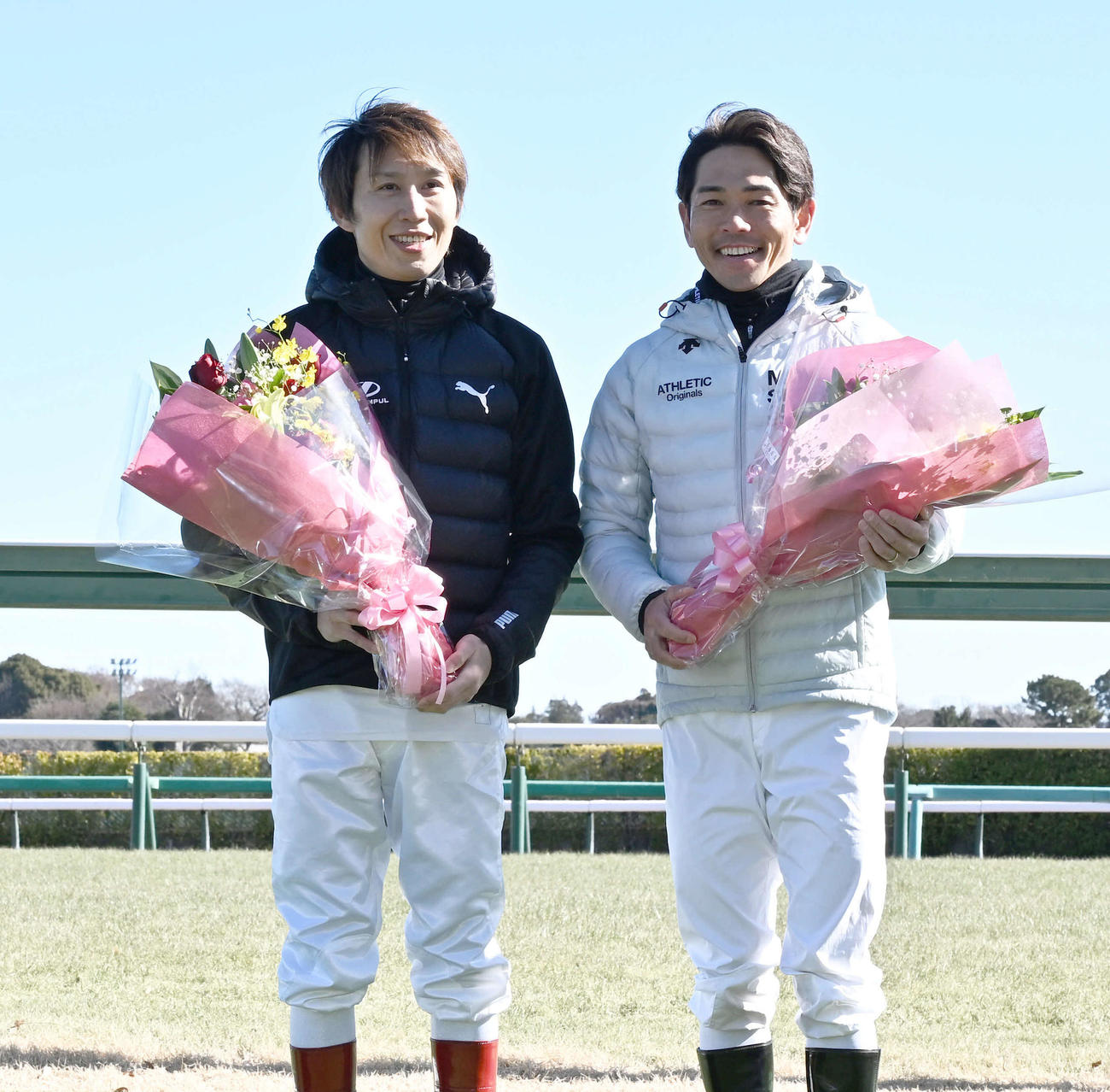 優秀騎手賞とフェアプレー賞を受賞した戸崎騎手（右）とフェアプレー賞を受賞した田辺騎手