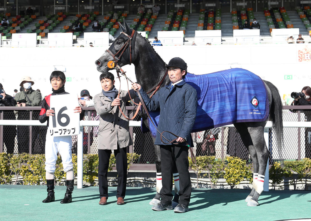 中京3R、新馬戦を制したリープアップと口取りに並ぶ北村友騎手（左）（撮影・白石智彦）