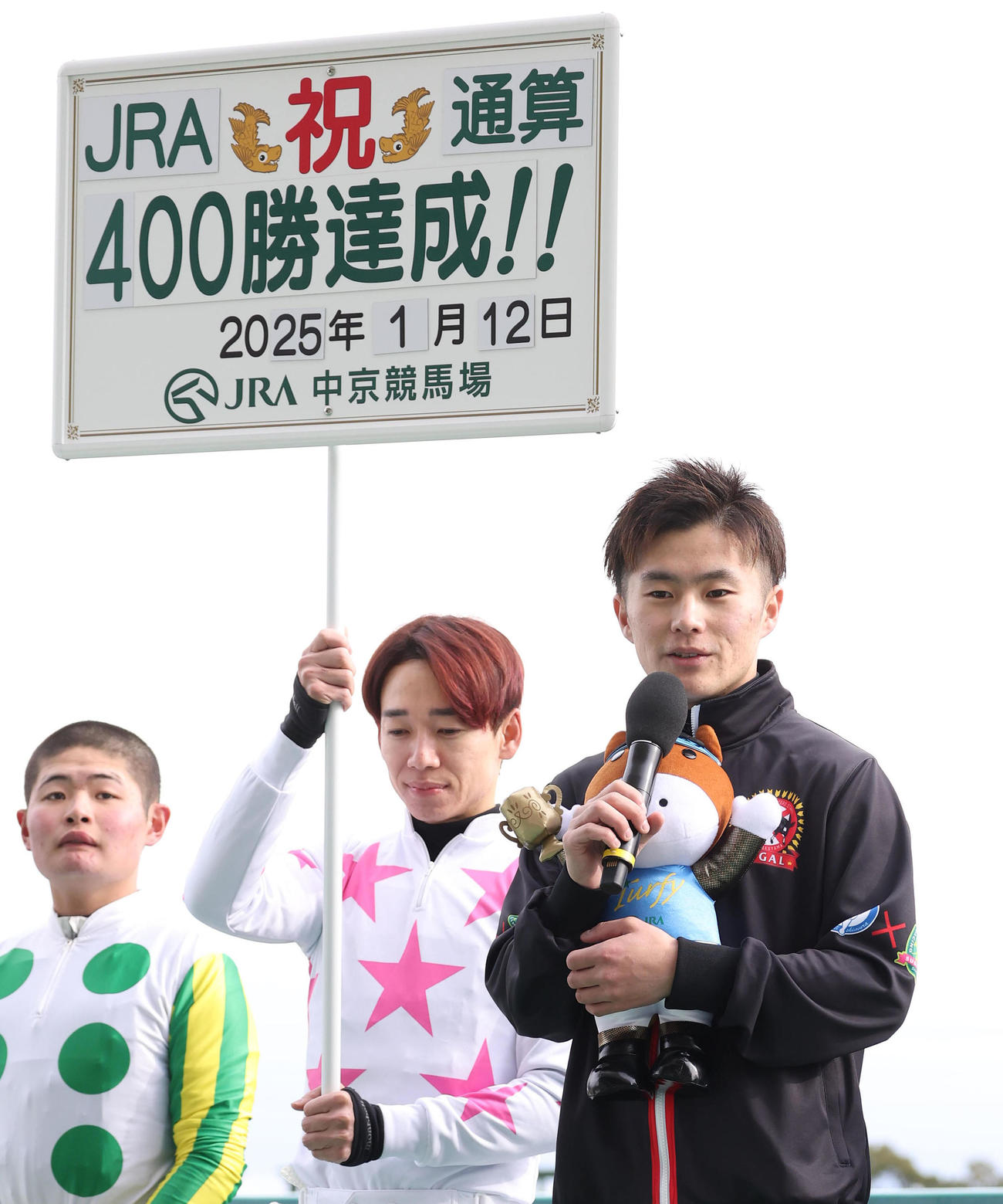 JRA通算400勝を達成しインタビューに答える西村淳也騎手（右）（撮影・白石智彦）