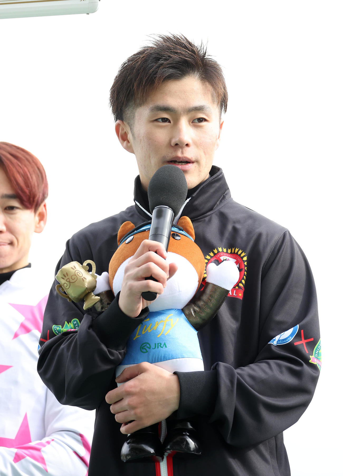 JRA通算400勝を達成しインタビューに答える西村淳也騎手（撮影・白石智彦）