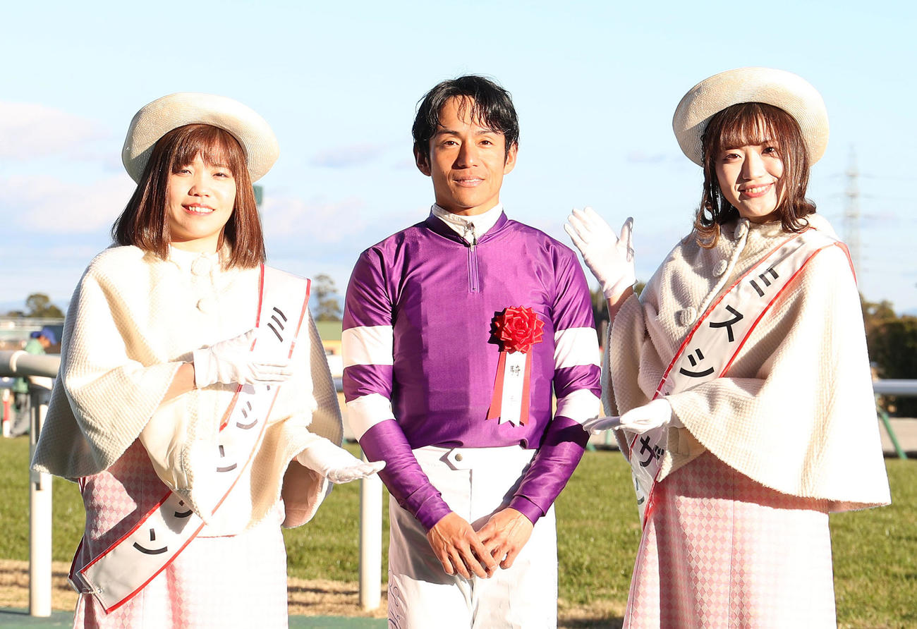 記念写真に納まる左から、ミスシンザンの岡田有未さん、浜中騎手、高橋初奈さん（撮影・白石智彦）