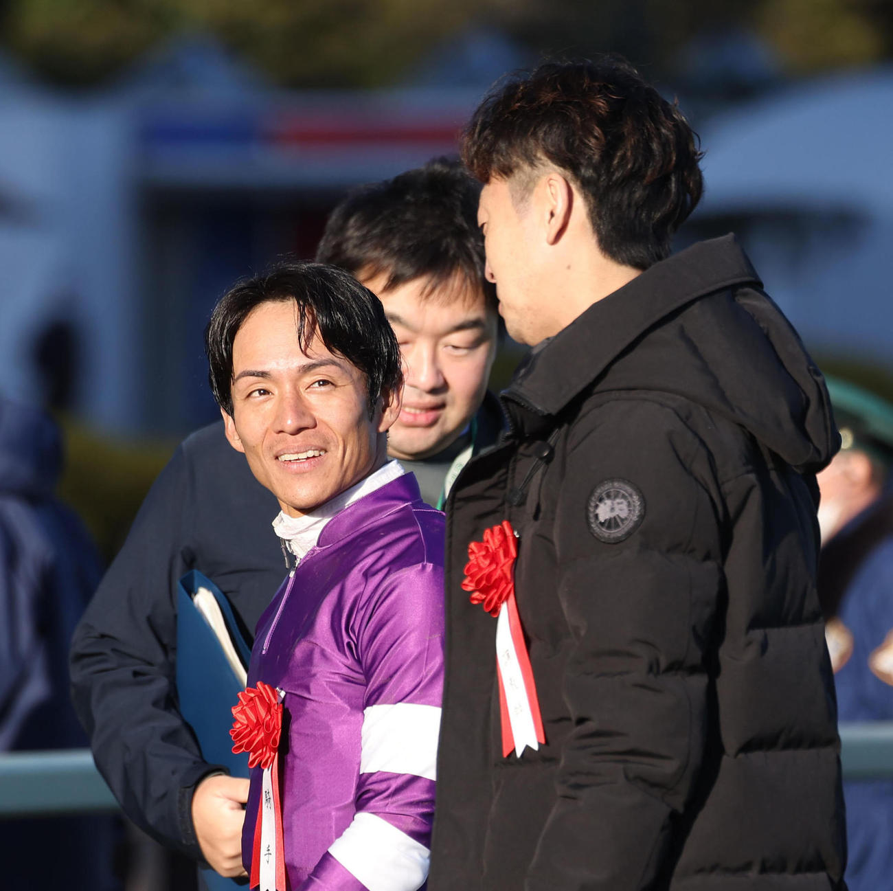 シンザン記念の口取り終わりに言葉を交わす浜中騎手（左）と武幸師（撮影・白石智彦）
