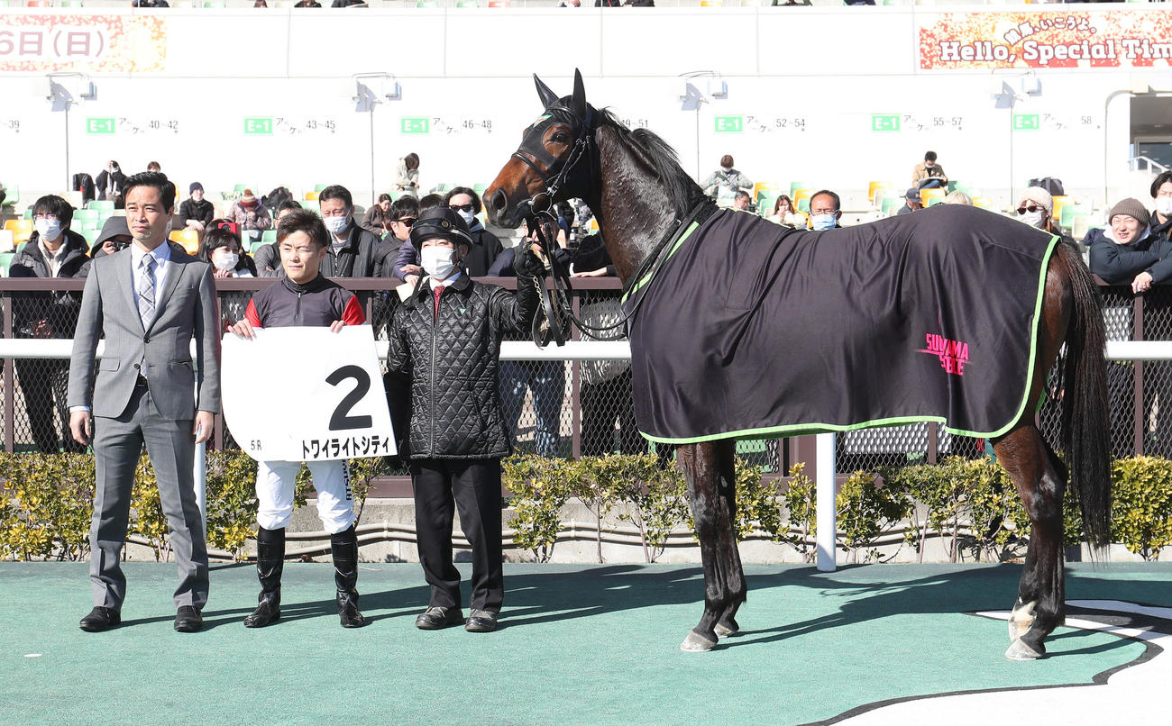 中京5R、新馬戦を制したトワイライトシティと口取りに並ぶ西村淳騎手（中央）（撮影・白石智彦）