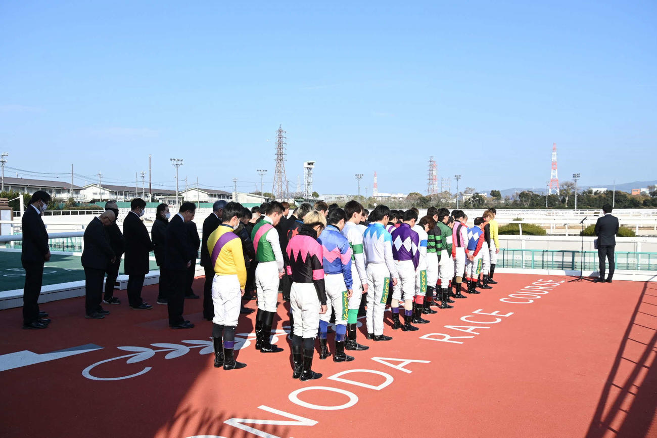 亡くなった松本幸祐騎手を悼み、騎手や関係者が黙とうをささげた