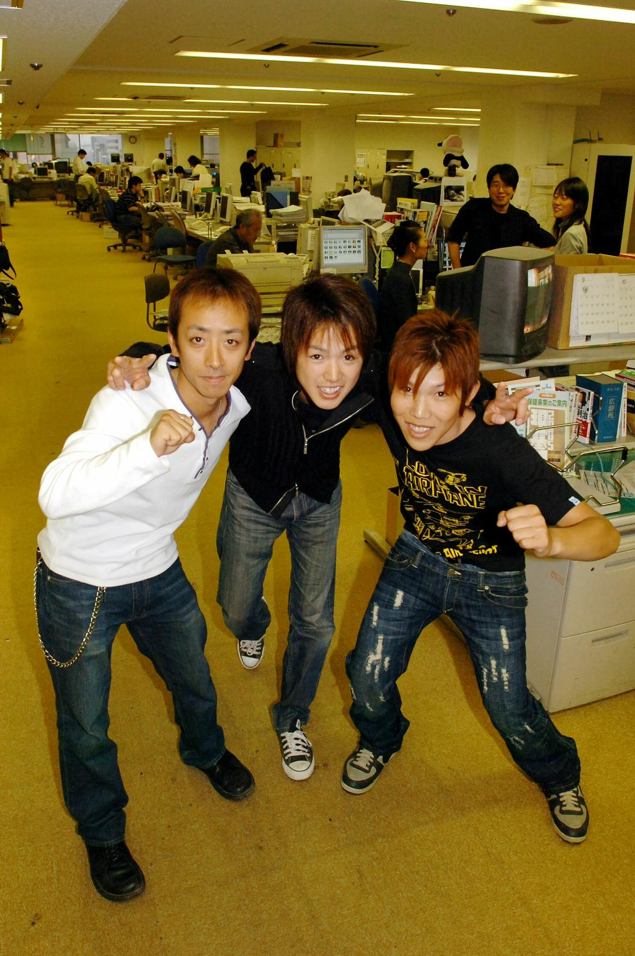 2006年10月、「設立26周年シリーズ競走」（2006年11月14〜23日）のPRで来社した園田競馬の（左から）渡瀬和幸、小谷周平、松本幸祐の各騎手
