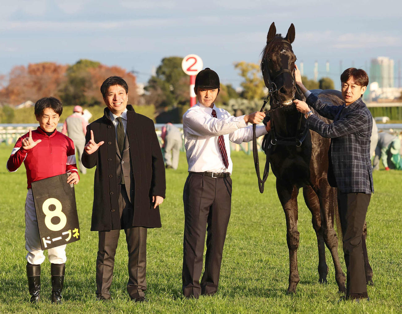 23年キャピタルSを制したドーブネの口取りをする吉田隼騎手と藤田オーナー