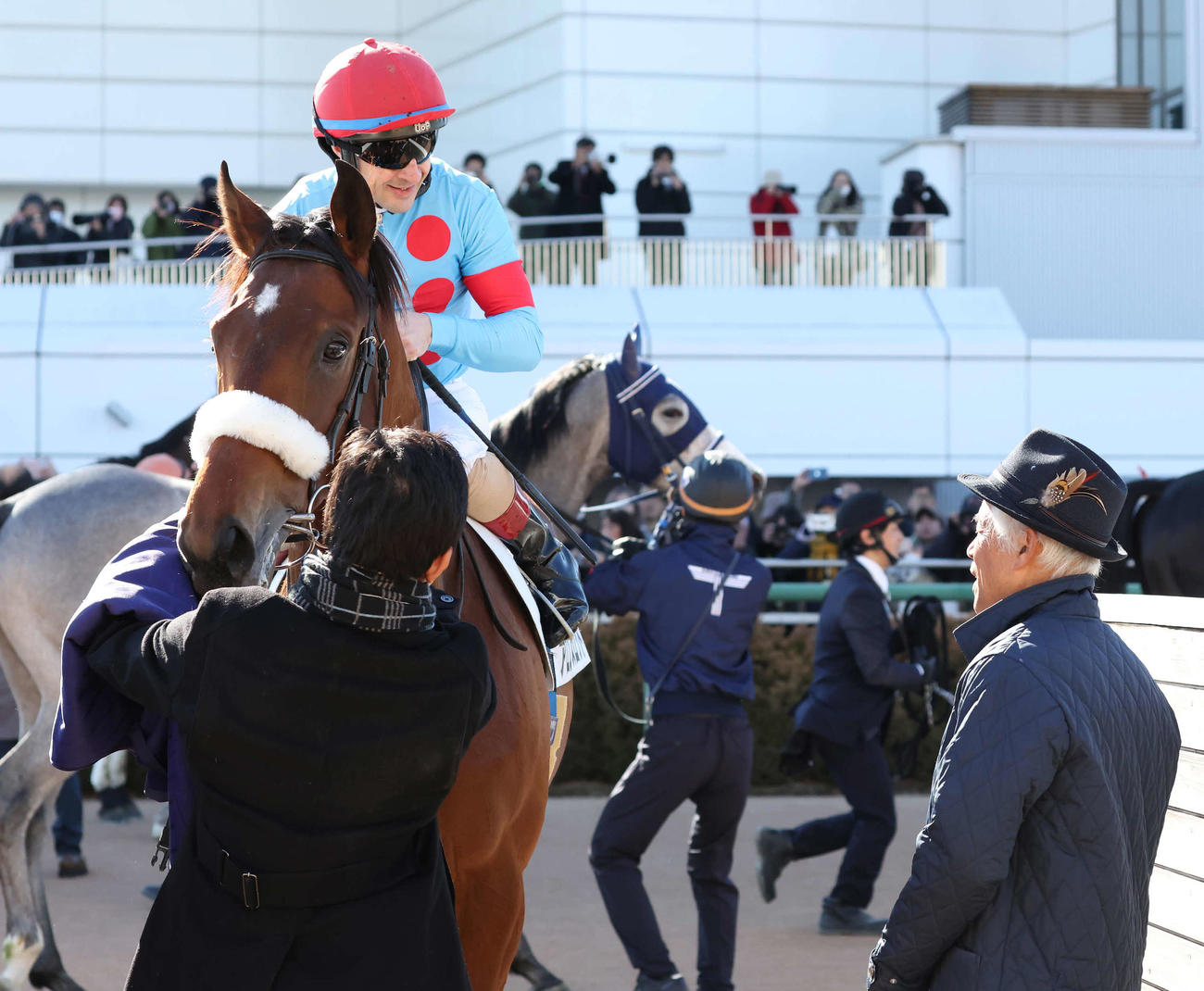 中山5R、3歳未勝利戦で3着に敗れたアロンズロッドとルメール騎手。手前は国枝師（撮影・丹羽敏通）
