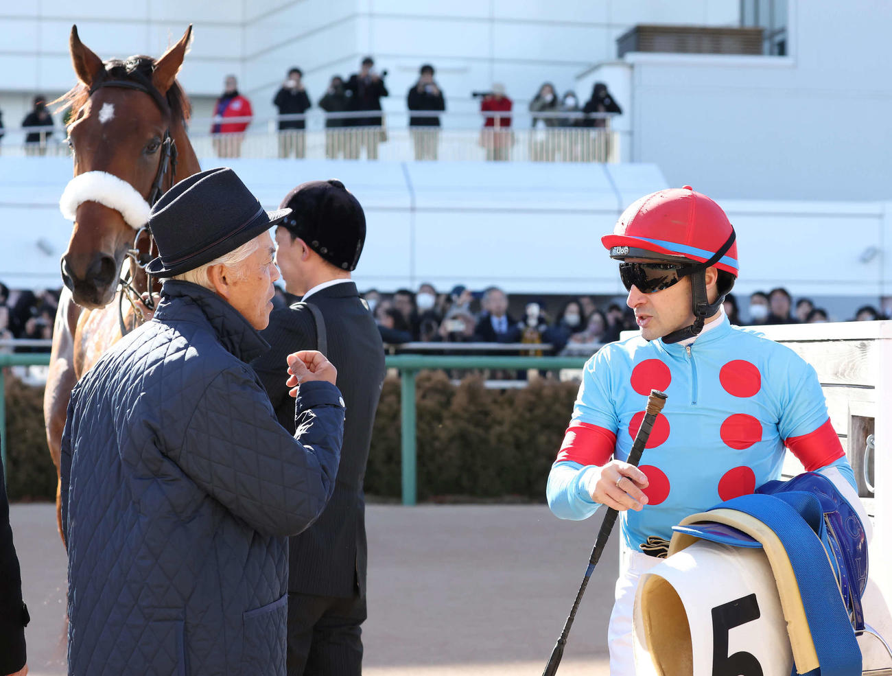 中山5R、3歳未勝利戦で1番人気も3着に敗れたアロンズロッドについて国枝師（左）と話すルメール騎手（撮影・丹羽敏通）