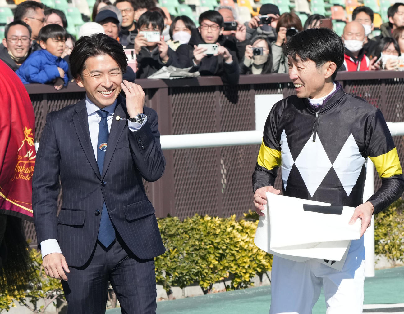 中京6Rをアスクセクシーモアで制し、笑顔を見せる福永祐一調教師（左）と武豊騎手（撮影・森本幸一）
