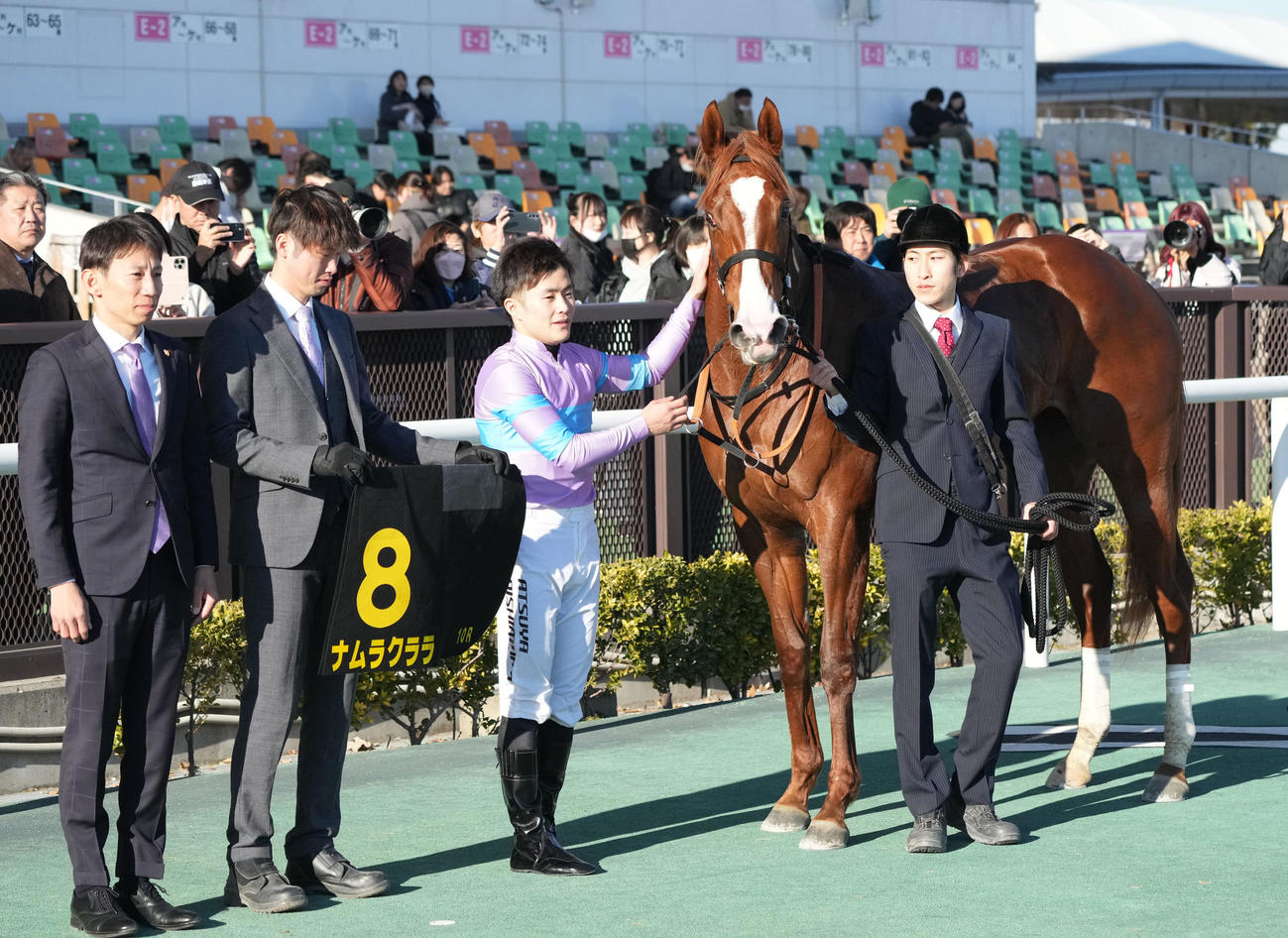 紅梅Sを制したナムラクララの口取りをする関係者（撮影・森本幸一）
