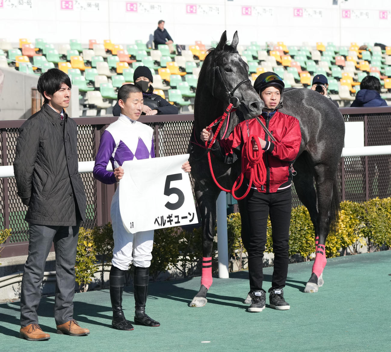 中京3R、3歳新馬戦を制したベルギューンの口取りをする関係者（撮影・森本幸一）