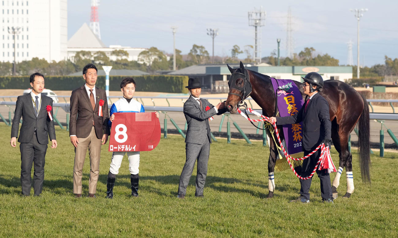 日経新春杯を制し口取りするロードデルレイと西村淳騎手（左から3人目）ら関係者（撮影・森本幸一）