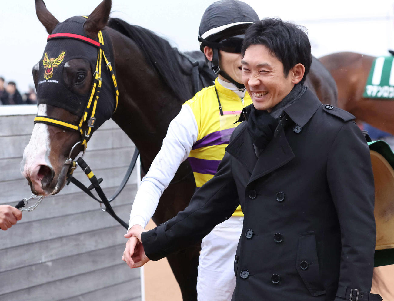 ニシノエージェントで京成杯を制して喜ぶ千葉師（撮影・丹羽敏通）