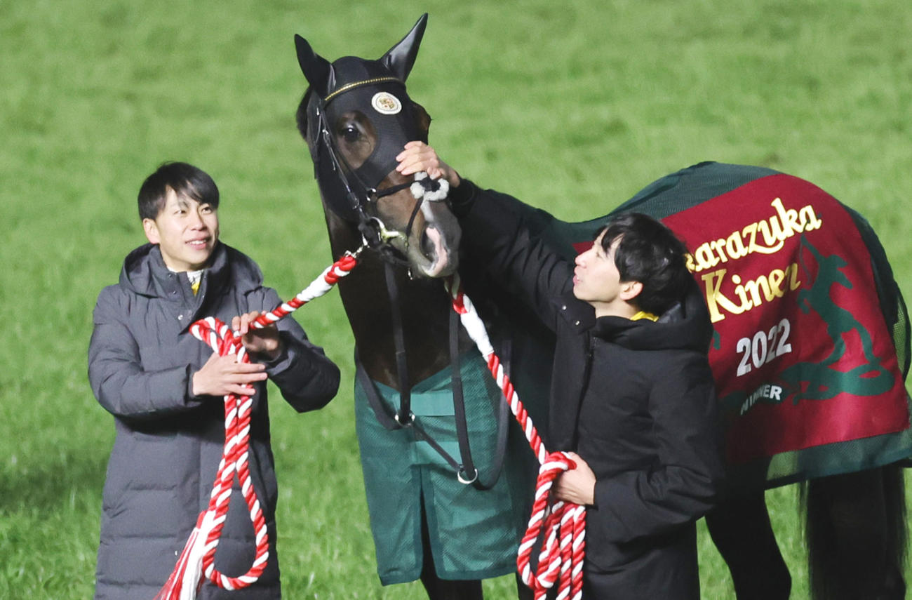 2023年12月24日、引退式で横山武史騎手（左）、横山和生騎手に引かれるタイトルホルダー
