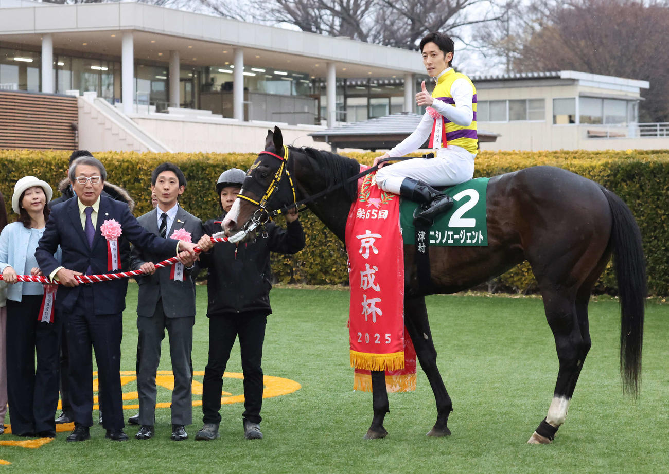 京成杯を制したニシノエージェントの口取りをする西山オーナー、千葉師と馬上の津村騎手（撮影・丹羽敏通）