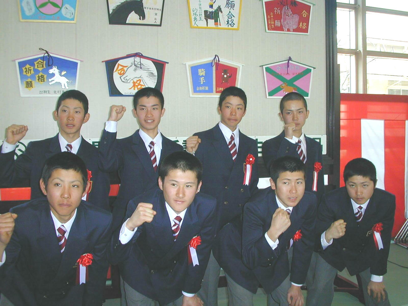 06年、競馬学校を卒業した上段左から千葉直人、船曳文士、的場勇人、黛弘人。下段左から北村友一、田中克典、田中博康、田村太雅