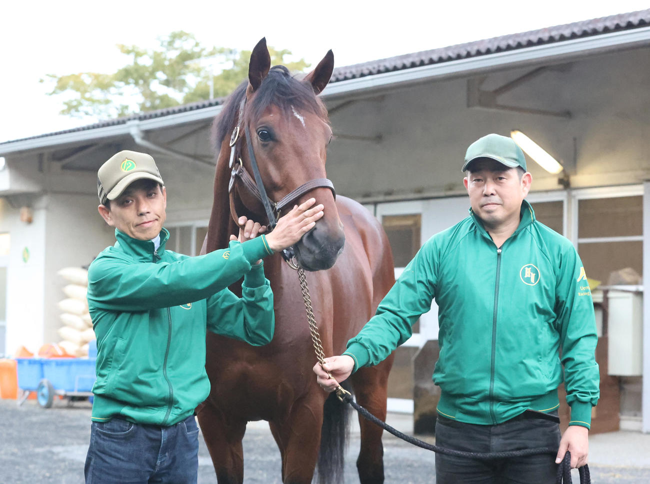 アイアンバローズを撫でる上村洋行師（左）と上村典久助手（2021年撮影）