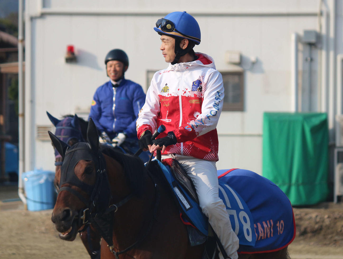 24日朝、馬場に向かうスズカキング（25日の小倉4R出走）と小野寺祐太騎手
