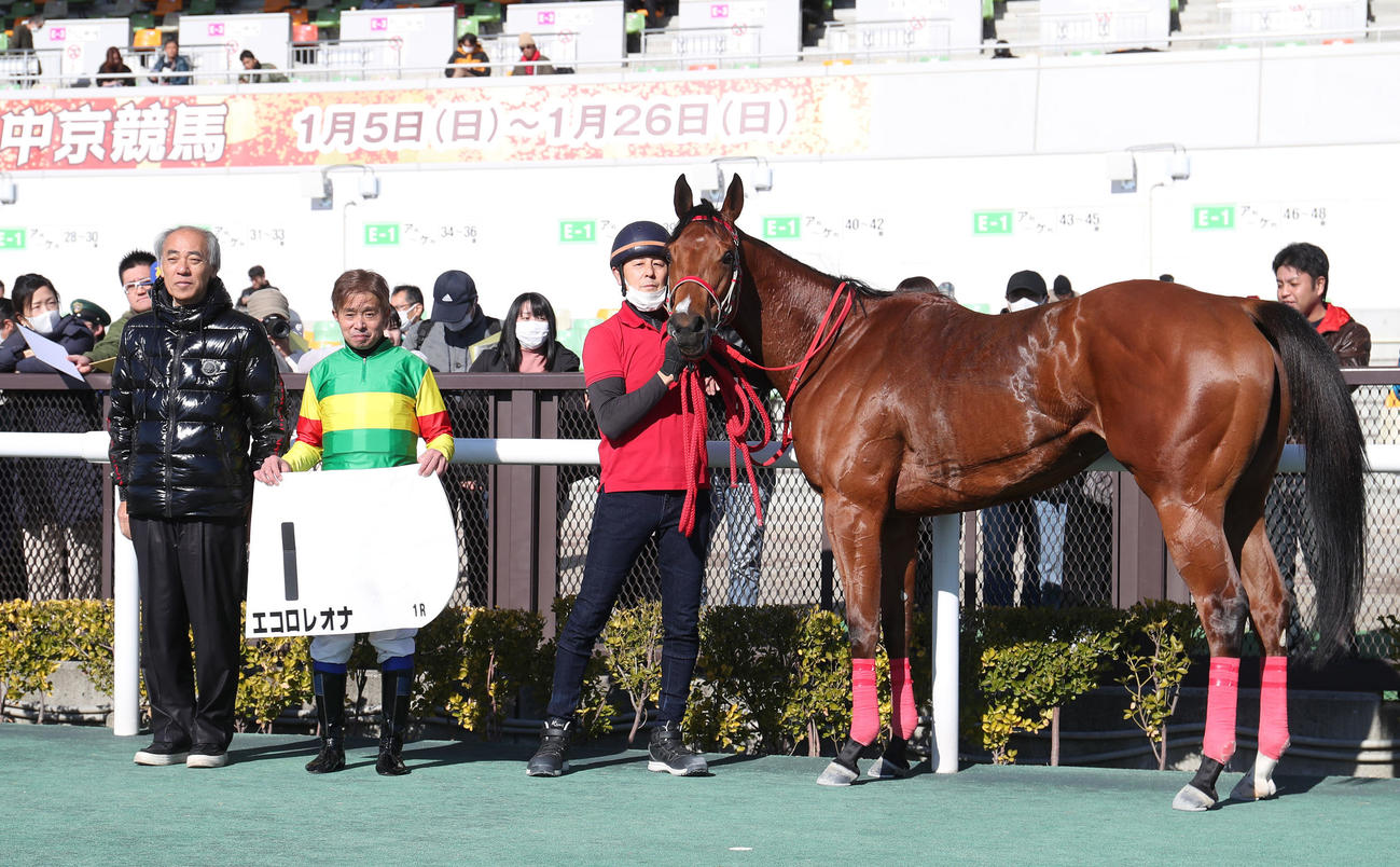 中京1R、3歳未勝利を勝ち上がったエコロレオナと口取りに並ぶ岩田康騎手（中央）（撮影・白石智彦）