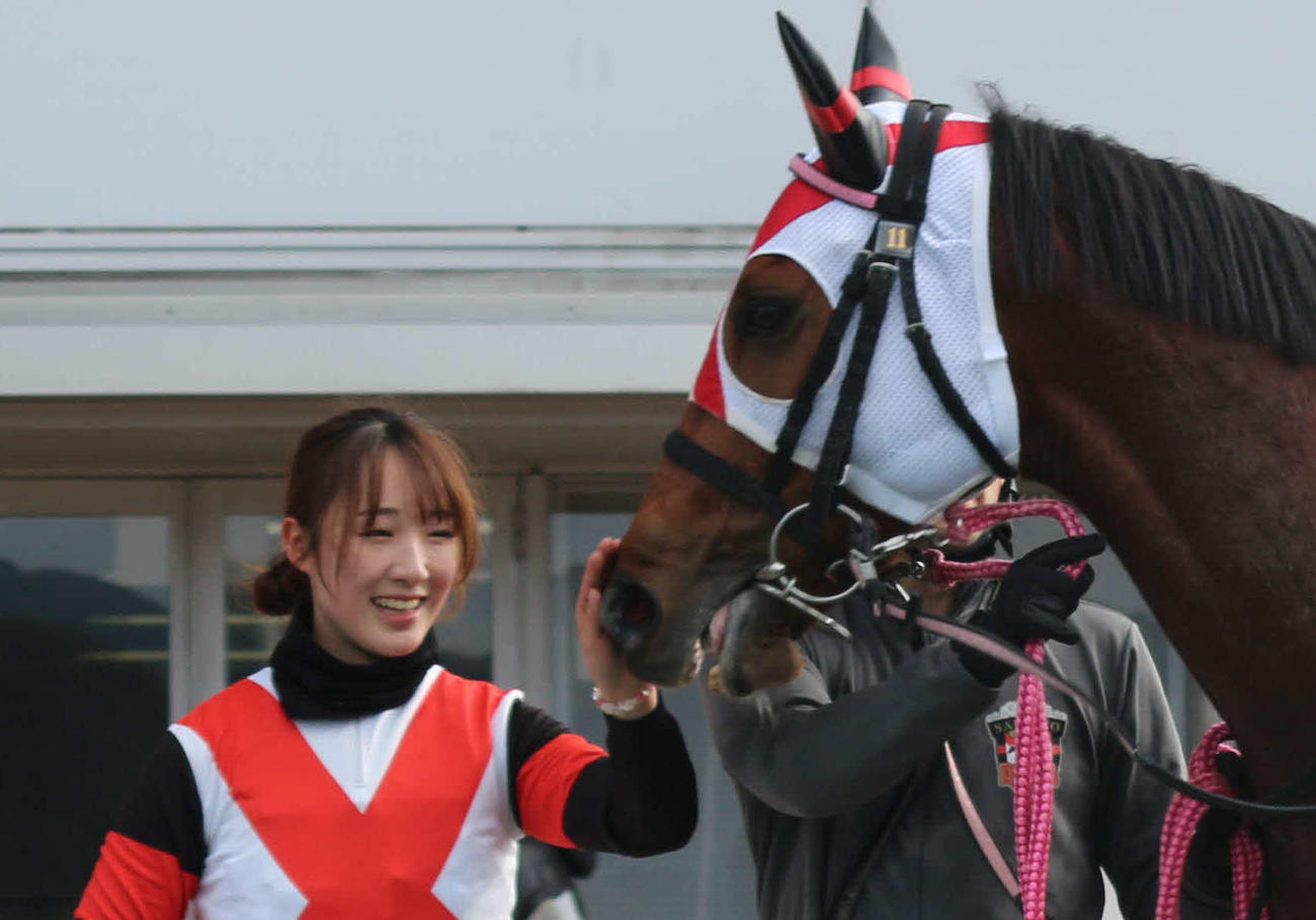 開催初日の小倉1Rをグランキングオーで制した永島まなみ騎手（撮影・木南友輔）