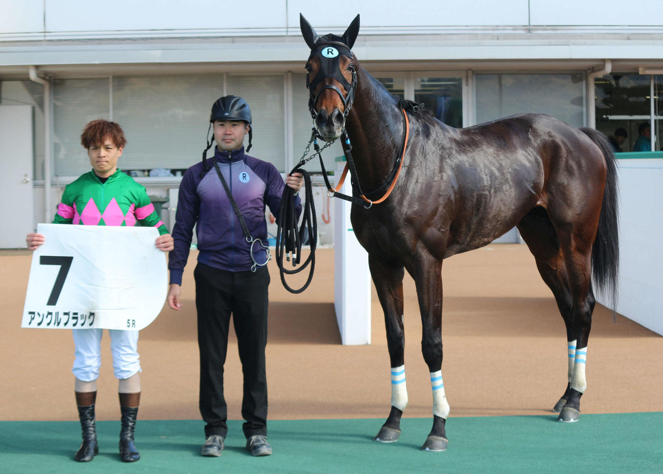 小倉5Rを制したアンクルブラックと高田潤騎手（左）