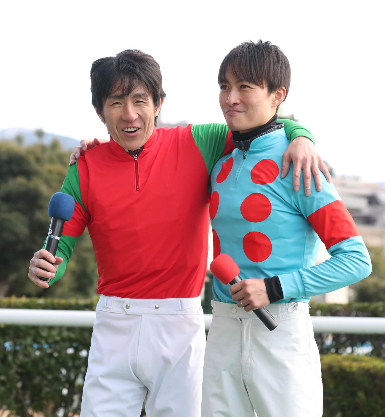 同着で小倉牝馬Sを制した丹内騎手（左）と杉原騎手は肩を組んでお互いを祝福（撮影・梅根麻紀）