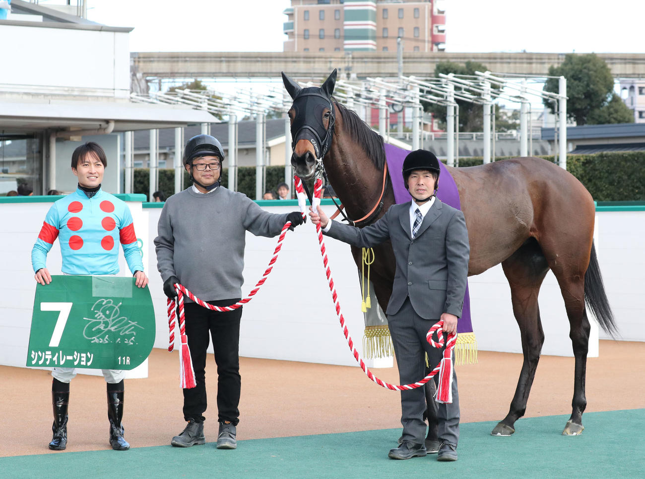 小倉牝馬S　口取りするシンティレーションと杉原騎手（撮影・梅根麻紀）