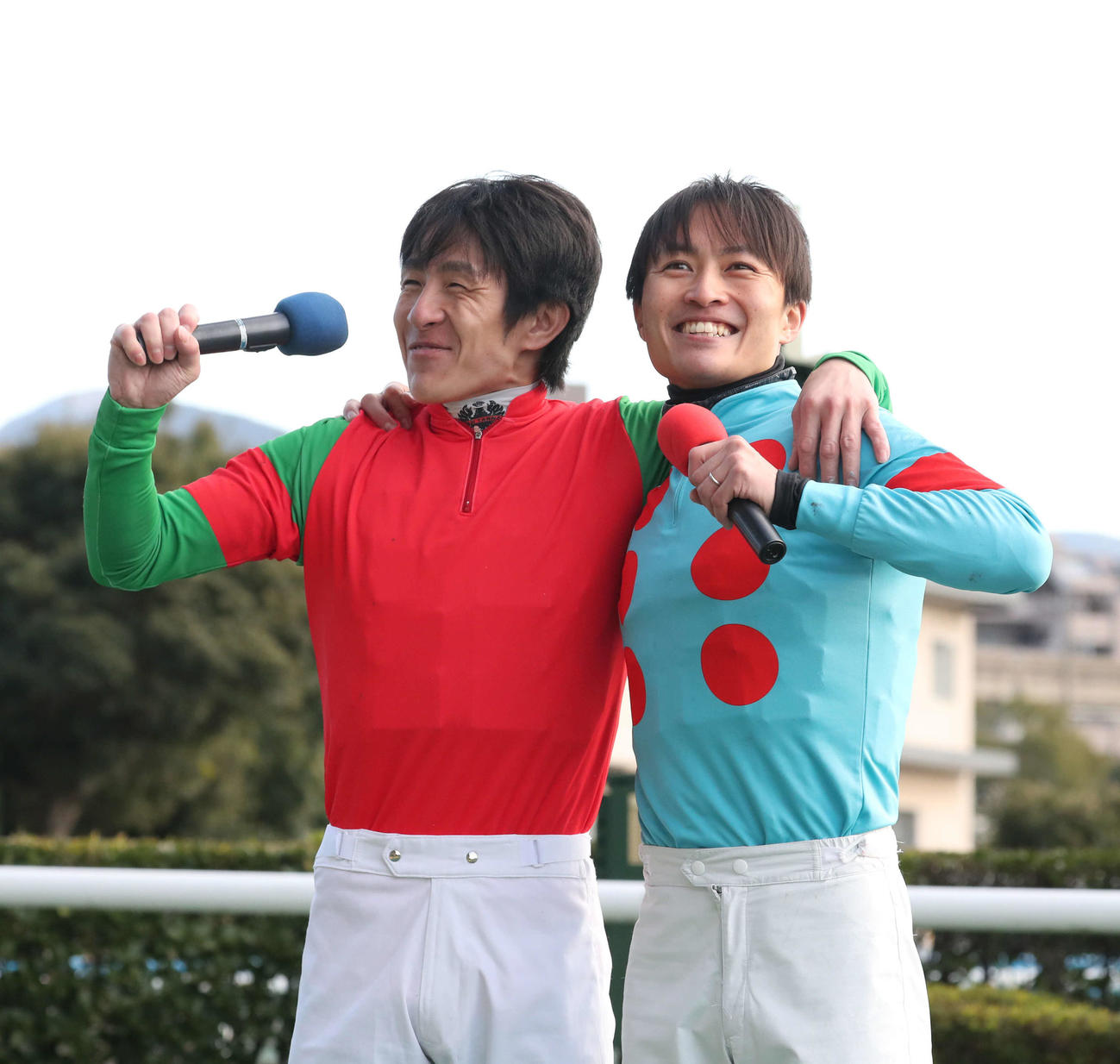 小倉牝馬Sを同着でを制した丹内騎手（左）と杉原騎手は肩を組んで笑顔（撮影・梅根麻紀）