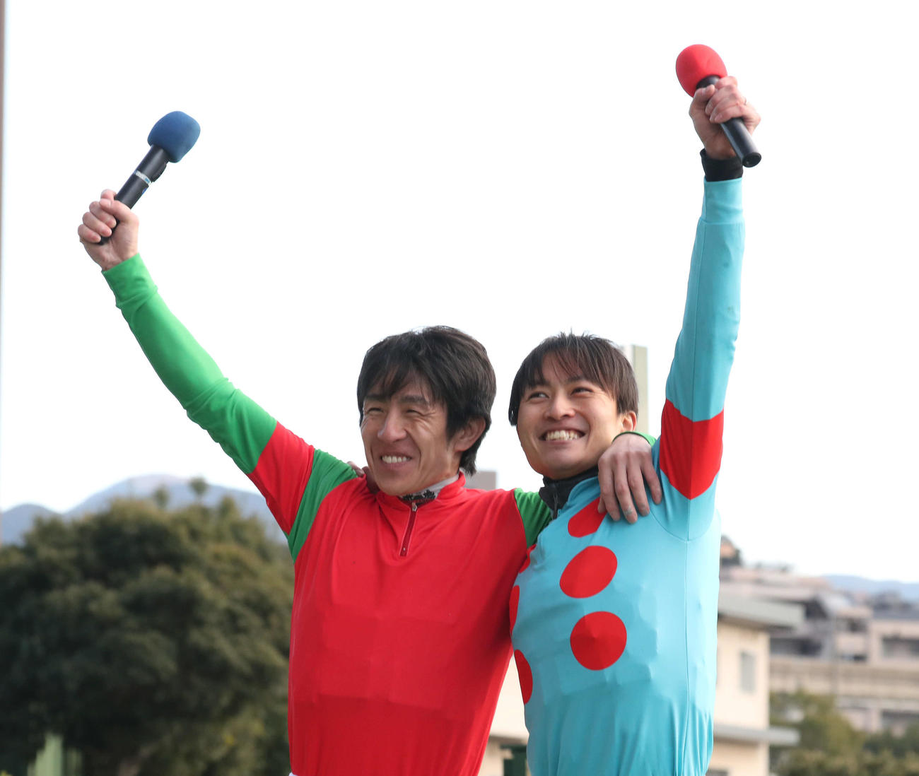 小倉牝馬Sを同着でを制した丹内騎手（左）と杉原騎手は肩を組んでガッツポーズ（撮影・梅根麻紀）