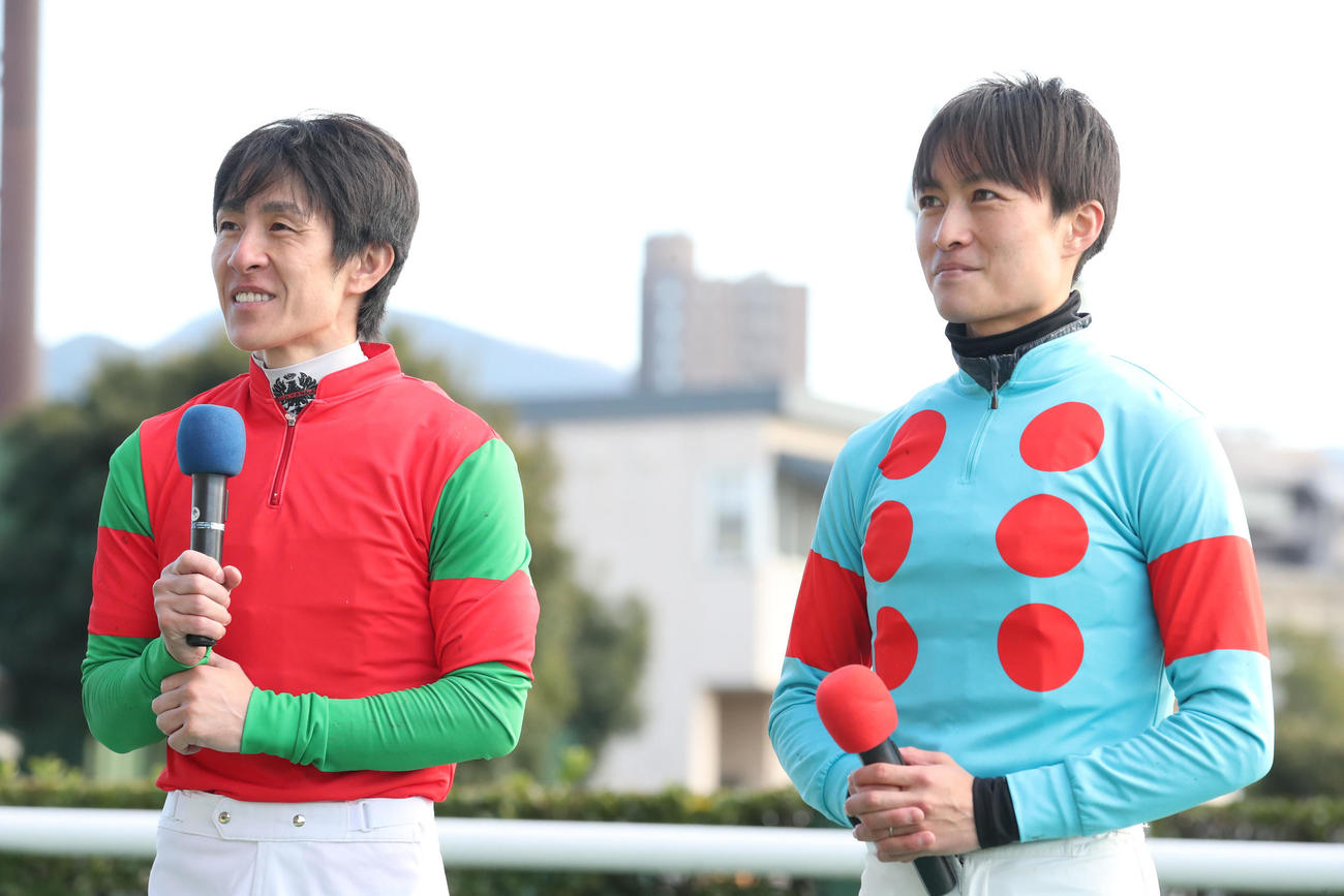 同着で小倉牝馬Sを制した丹内騎手（左）と杉原騎手は並んで勝利者インタビューを受ける