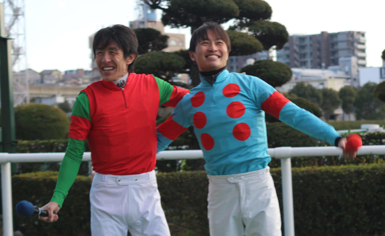 同着で勝利騎手インタビューに臨んだフェアエールングの丹内騎手（左）とシンティレーションの杉原騎手