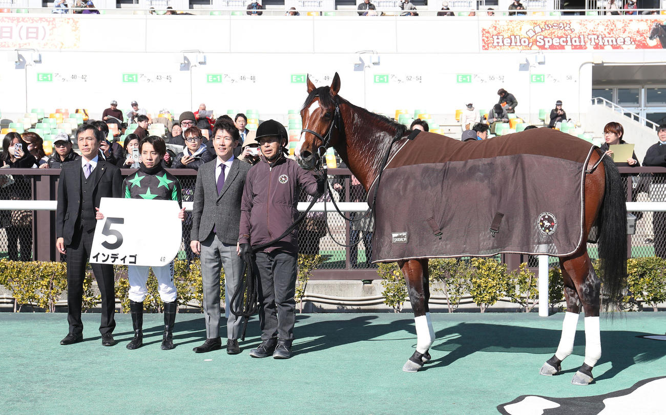 中京4R、新馬戦を制したインディゴと口取りに並ぶ団野騎手（左から2人目）（撮影・白石智彦）