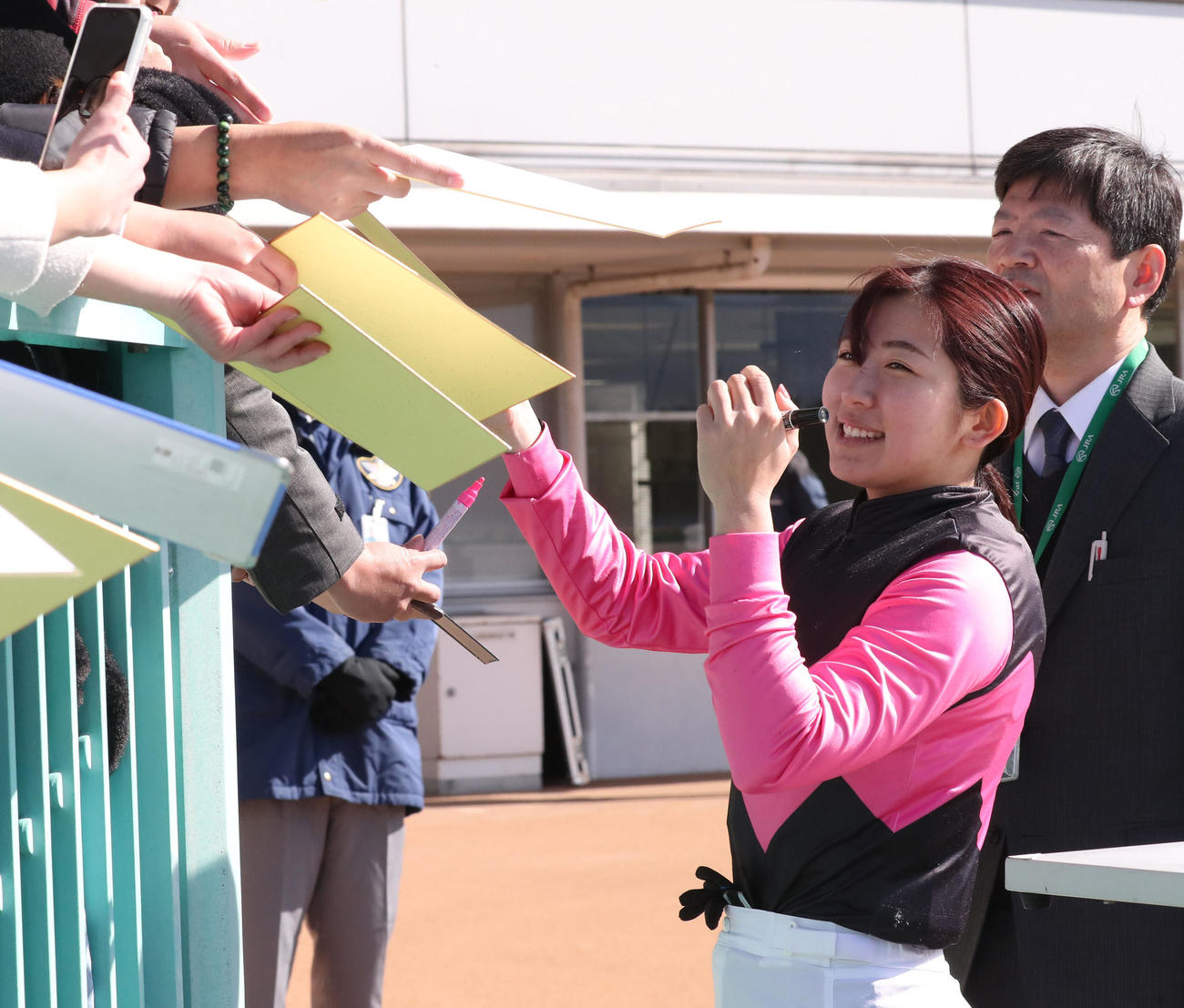 ファンにサインをする今村騎手（撮影・梅根麻紀）
