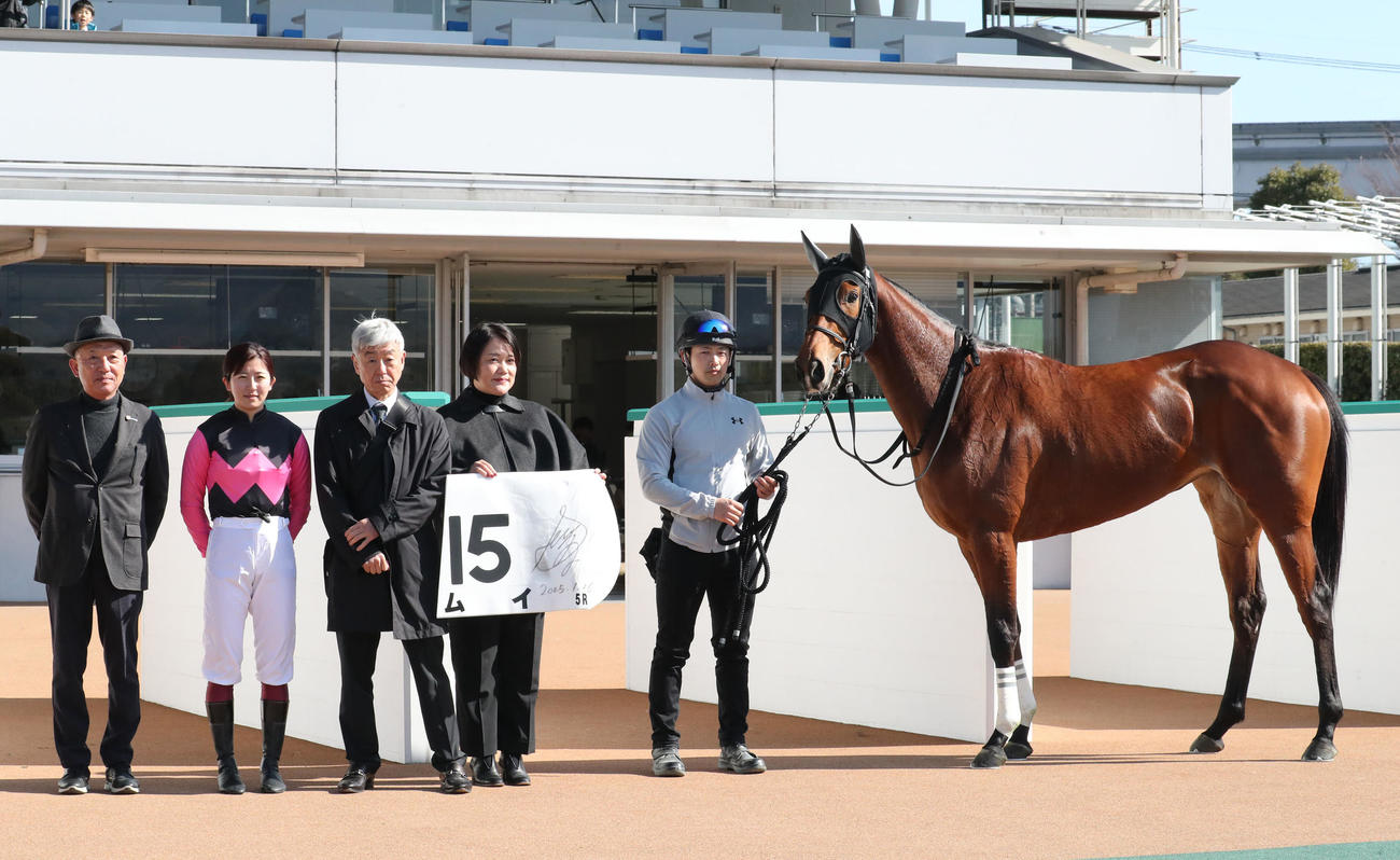 小倉5R3歳新馬を制したムイと今村騎手（左から2人目）（撮影・梅根麻紀）