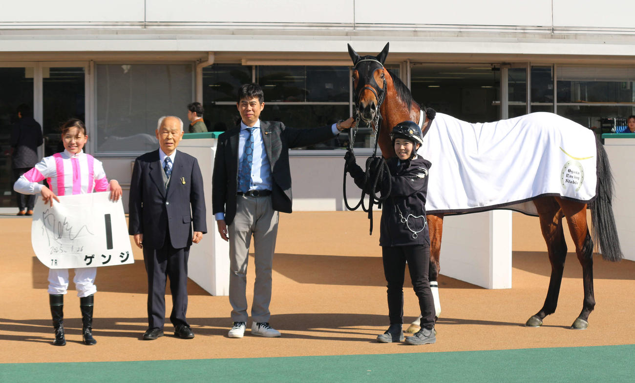 小倉7Rで初勝利を挙げたゲンジと小林美駒騎手