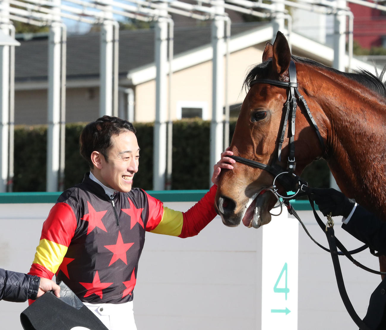 壇之浦Sを制しセキトバイーストをねぎらう藤岡騎手