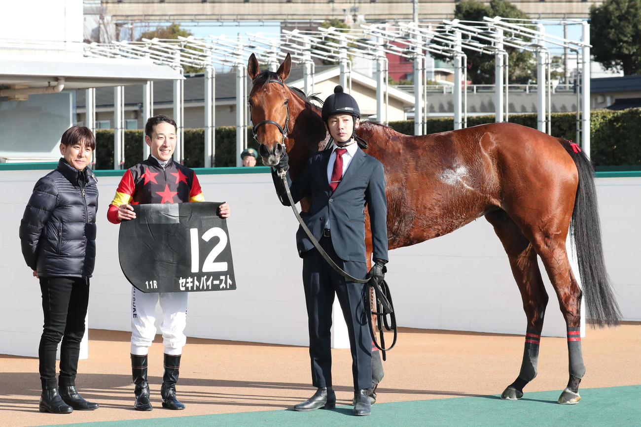 壇之浦Sを制し口取りするセキトバイーストと藤岡騎手ら（撮影・梅根麻紀）