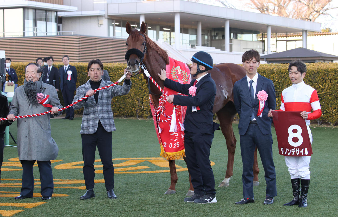 AJCCを制したダノンデサイルと野田順弘オーナー（左端）、右から戸崎騎手、安田翔調教師