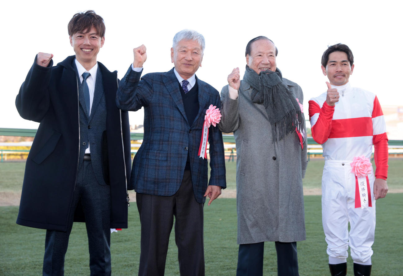 AJCC制したダノンデサイルの、左から安田翔調教師、吉田照哉社台ファーム代表、野田順弘オーナー、戸崎騎手